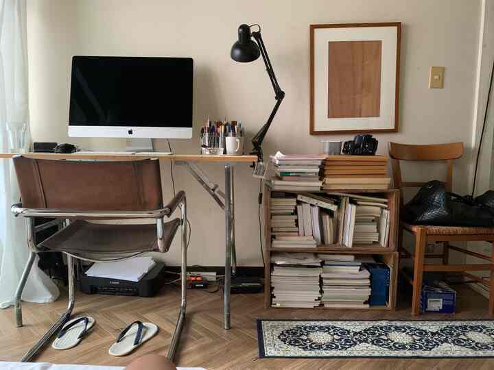 Kotak Apple tidak bisa menampung buku secara vertikal, jadi satu-satunya pilihan adalah menumpuknya secara horizontal 😅

#Meja #アパート #アパルトマン