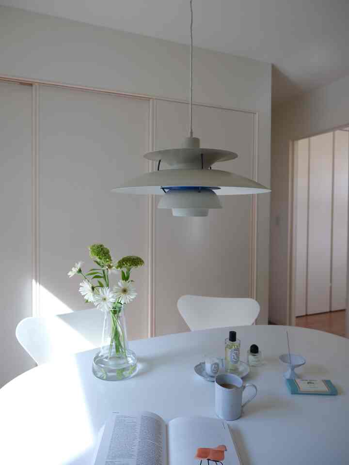 白で統一したダイニングルーム
#北欧インテリア #シンプルインテリア
#余白のある暮らし #お花のある暮らし
#セブンチェア #スーパー楕円テーブル
#ph5 #ASTIER de VILLATTE