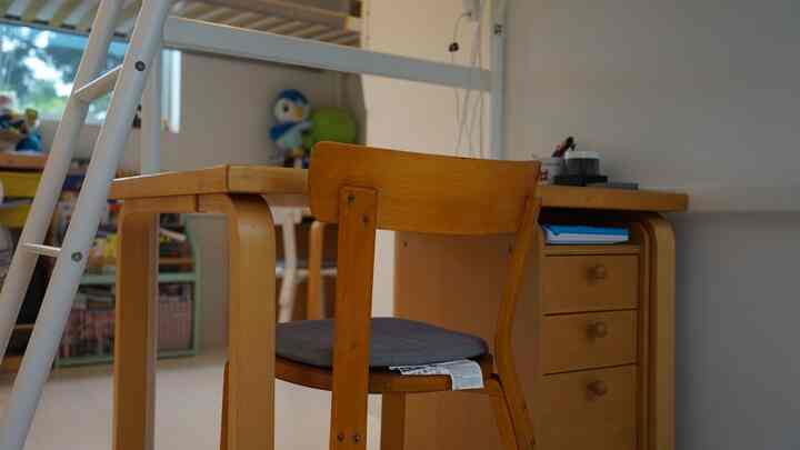 子供部屋もアアルトのヴィンテージデスクとチェアを入れています。
子供部屋はせまーーく作ったので3畳✖︎2で、いずれは分離予定。
袖机はアクタスのもの。今は廃盤ですが、丸っこいフォルムが可愛い^ ^

#アクタス 
#ACTUS 
#Artek 
#alvaraalto 
#ヴィンテージ 
#子供部屋 
#子供部屋家具 
