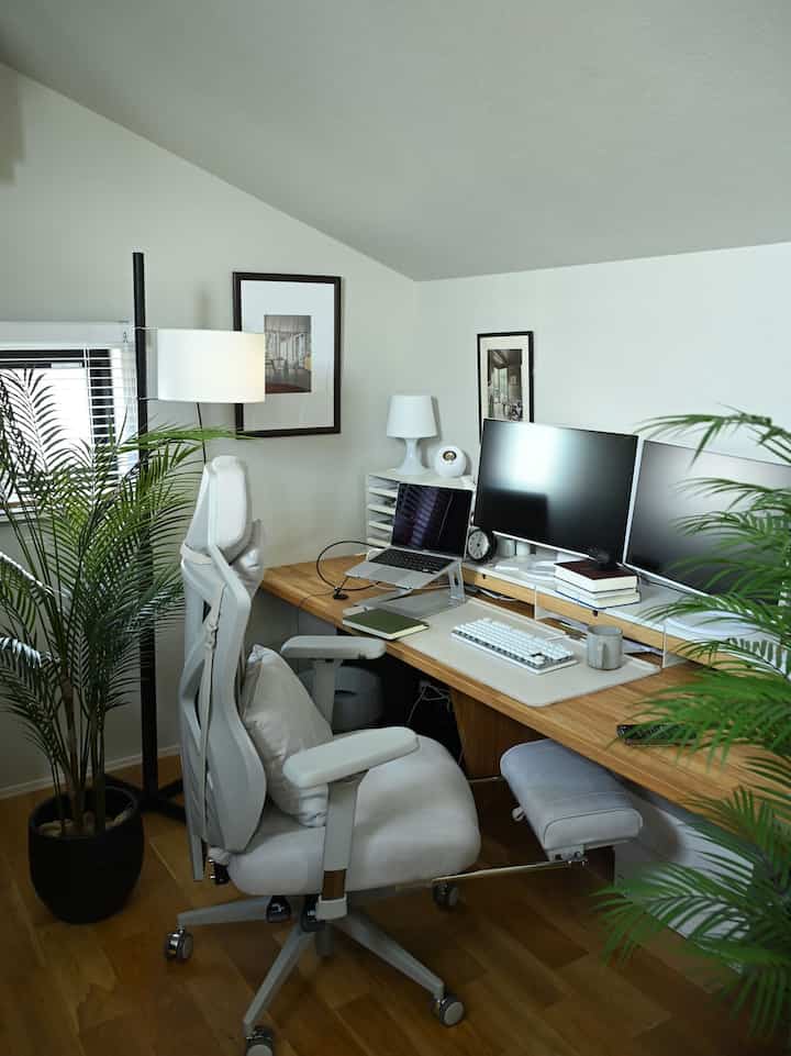 新しくパクストンチェアが届きました。#paxtonchair フットレストもあって快適！ #workspace #仕事部屋 #書斎 #ワークチェア