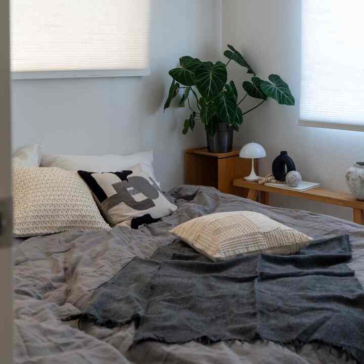 #ベッドルーム #ベッドルームスタイリング #モノトーン

朝晩は涼しくなってきたので落ち着いたカラーで🍂