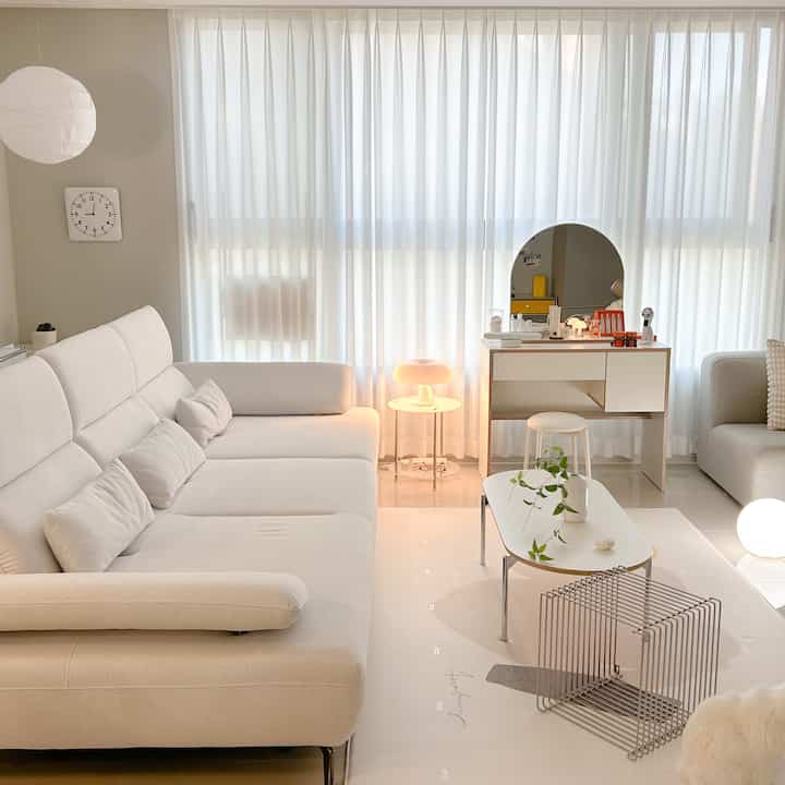 #협찬
私の家にアーチ型ミラーとワイドな化粧台が来ました！
アパートには化粧台があり、別途コピーされていない化粧台です。
今娘が大きいので、化粧台が必要です。
私たちの寝室の化粧台に娘の化粧品と髪用品がいっぱいになり始めました。
朝の夕方に、お部屋の化粧台で基礎を塗る娘のために
化粧台でなければならない感じた車にソフシスでこんなにきれいな火懐台を送ってくれました✨

ワイドな広さで化粧品がたくさん収納されて
下の大きな引き出しが2つもあり、本当にたくさんのグッズが収納されます！
メイン引き出しにはよく使うものをまとめておいて
右の深い引き出しにはドライヤー、ゴデギー、ヘアロールなどのヘア製品を収納しましたが、あまり深くて広くてスペースが残りましたよ👍🏻

私はアーチ型ミラーが好きで、私は家でサイズ別に買いました。
メジャー化粧台はアーチ型の鏡なので気に入っていました🤍
（アーチ型に心からの女性🙋🏻‍♀️）
鏡は分離になって化粧するとき、前方に引っ張って書いてもいいですよ。
近くで見たかったので、化粧大鏡を置いても補助鏡を買って置いたが、それは必要ありませんでした！

ほのかなクリームカラーに白樺のエッジでどの家にも快適によく似合うデザイン
頑丈で綺麗で長く、私たちの家で一緒にする家具になると思います。

-

-

@sofsys  #화장대인테리어 #화장대정리 #수납화장대 #리뷰 #후기 #sofsys #화이트인테리어 #예쁜화장대 #딸방꾸미기 #화장대거울 #화장대꾸미기 #화장대의자 #화장대추천