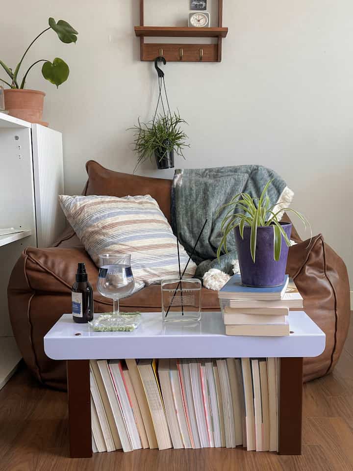 ブラウンのビーンバッグソファと白い壁、緑の植物が配置されたナチュラルな雰囲気のリビング