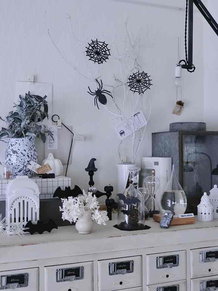 Monotone Halloween has started again this year☠️

#Halloween
#Halloween
#Halloween interior
#halloweendecor 
#Monotone Halloween
#Seria
#Natural kitchen
#3coins
#Living room interior
#Daily life
#Enjoying life
#Record of life
#Want to live surrounded by things I like
#Living surrounded by things I like
#Mixed interior
#Living with antiques
#Living with old things
#Living with antiques
#Looking for foreign interiors
#Interior lovers
#Living tools
#Monotone goods
#Living with children
#Living in an apartment
#Apartment interior
#eosm100