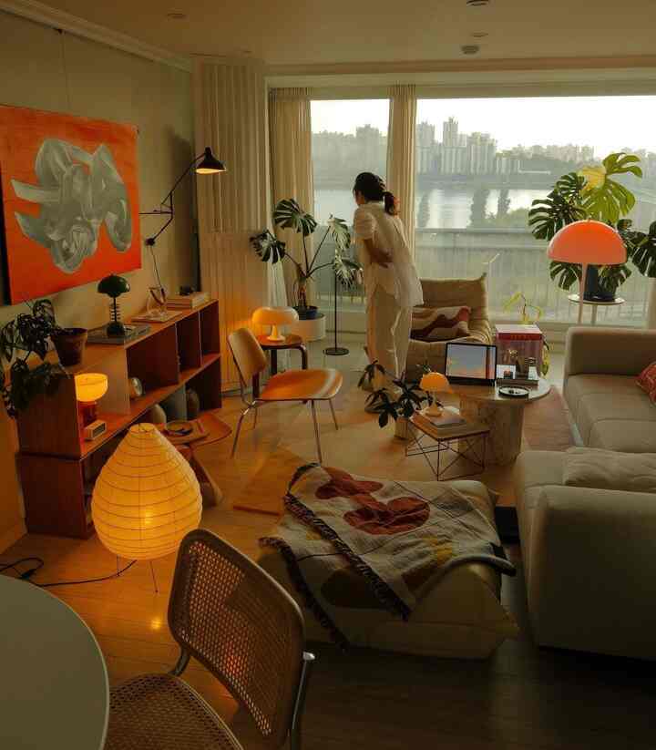 Blue hour over sunsets. - it’s almost October🍂 #cozyhome #cozyvibes #bluehour #girlydiaries #selfcare #sundayevening

昔から私たちの家のブルーアワーを一度入れなければならないと思います。
今日はゆとりになってカッコいい📸

📌 ノルディックネストで秋の雰囲気を完成✨ @nordicnest.kr 
🏷️ プルト:ロータリーキャンドルホルダークリスマス - manger, gold
🏷️レキシントン：ラググラフィックコットンキャンバスクッションカバー50x50 cm
🏷️シャツワルアンドジョンソン：ローマクッションカバー50x50 cm
🏷️シャツワルアンドジョンソン：ローディクッションカバー40x60 cm
