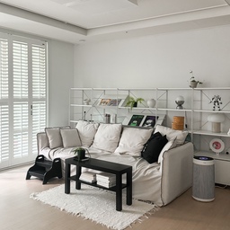 #우리집포토존 
#루버셔터 있는집 🏡
#1층아파트 라 루버셔터가 있는데 
해가 들어오면 정말 예뻐요:) 
#우리집기록 을 남기고 보니 커튼이 그립기도..👉🏻👈🏻
#전세집인테리어 #맞팔 #일층집 #1층 #1층아파트 
#1층인테리어 #1층거실 #루버셔터있는집 #루바셔터
#루바인테리어 #모노톤 #모노톤인테리어 #블랙앤화이트 