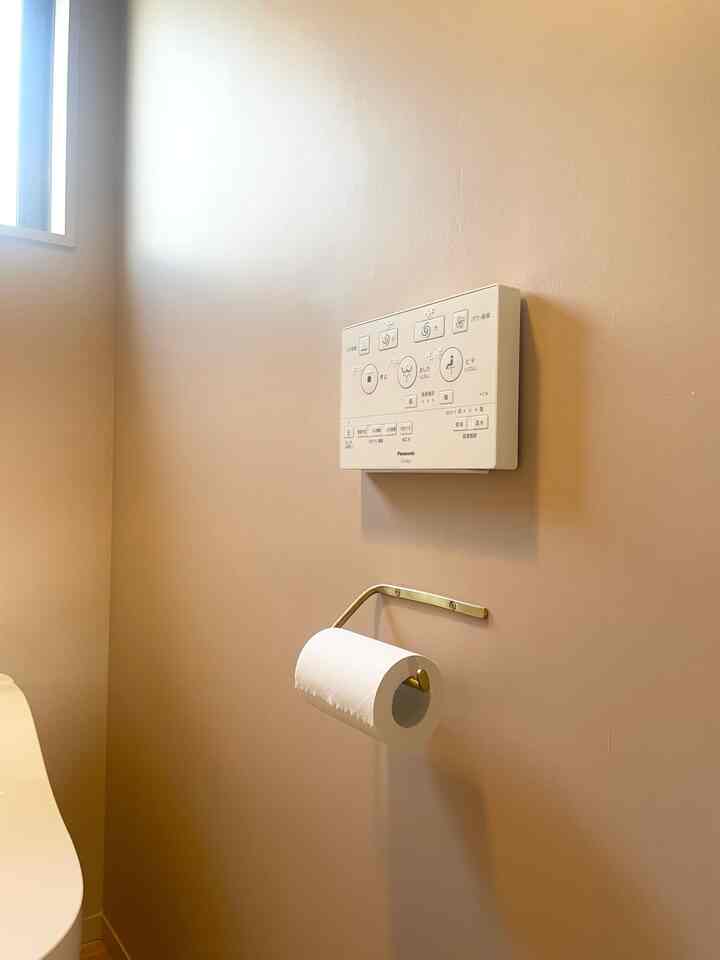 toilet

The toilet is pink beige by Heims Paint
It's very cute when combined with brass🫶
The toilet is A La Uno🐜

#toilet #トイレインテリア #真鍮 #フォグリネンワーク #水回り #塗装 #ヘイムスペイント #リノベーション #renovation