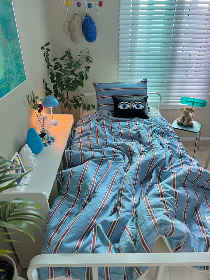 #제품제공_🛏️
10月らしいきれいな空と懐かしい風に心がときめきますね😌
。
悲しみの部屋もふわふわの寝具に交換してみました🫶🏻
私のお気に入りのミッドセンチュリーヴィンテージ感性  #차렵이불 #깊게자요 #스트라이프 