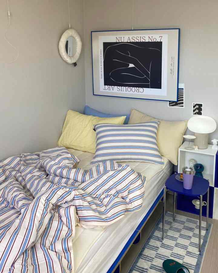 #집에서제일바빠 Today is the day to change the bedding🛌🤍

It's still a bit hot during the day,
but at night, the wind is so cold that it's definitely cold.
I've been suffering from the air conditioner issue😢
I put back the blanket I took out, and until yesterday,
I slept with a summer blanket, but now it's cold!😴

I like changing blankets, so come up right away, cat!🐰
I'm in the space between the pillow and blanket(?)🤍
I think cats like the feeling of hiding🤍

I changed the Nuvigio <Deep Sea Stripe> four-season blanket, pillow cover, and pad,
and the pad is fluffy and fits the mattress perfectly. I also liked how the corners were rounded and sewn!

The duvet and pillow covers can be used on both sides,
so you can change them to light yellow or stripes depending on your mood.💛💙🎶
I chose the <Helsinki> color, and the color is really pretty,
and it goes well with the back color, so I like it💛
High-density washed microfiber fabric with laser processing,
so it's soft and fluffy, and the cotton has good resilience!🤍

I'll be able to sleep warmly from today😴💤🛌

#Nubigio #이불 #차렵이불 #깊게자요 #스트라이프 #미드센추리 #사계절이불 #침구 #스트라이프이불 #스트라이프베개커버 #매트리스패드 #베딩 #침실인테리어 #muulibox #뮬리박스 #컬러인테리어 
#interior frame #액자 #액자인테리어 #컬러액자 #침실꾸미기 #블루인테리어 #옐로우인테리어