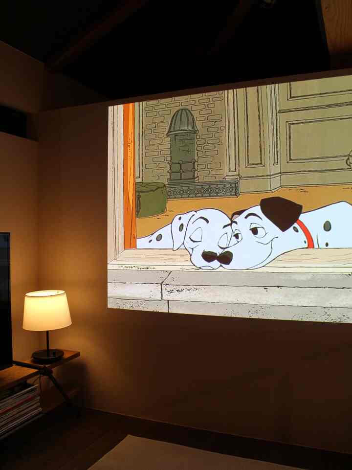 我が家のプロジェクターはNebula Cosmosです。フルHD映像を大画面かつ高音質で楽しめるのでとてもおすすめです。Disney＋に入会したので娘とディズニー映画を楽しむのが日課になっています。

#プロジェクター #ネビュラ #リビング #リビング小物 #リビング照明 #リビングインテリア #テーブルランプ #テーブル照明 #間接照明 #間接照明インテリア 