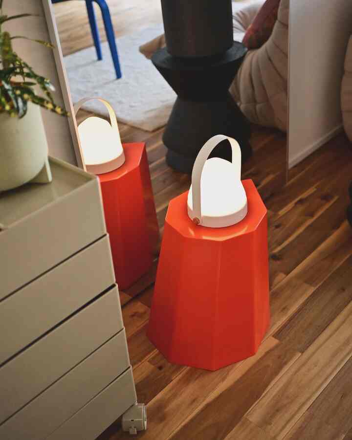 鏡があるとやっぱり部屋に奥行きが出ますね〜。
壁へ付けるインテリアアイテムとしてはポスターやシェルフなど色々ありますが、鏡には部屋を広く見せてくれる効果はもちろん、なんとも不思議な存在感があります。
すべてが2倍。

照明や植物を映せば2倍のボリュームが得られてお部屋がいい感じになるし、

汚れた部屋を映せば2倍汚れて見える。

設置場所は大事ですね。

#ウォールミラー #全身鏡 #ミラー・姿見 #ミラー #スツール #間接照明 #テーブルランプ #ポータブルランプ　#スツール #アーノルドサーカス