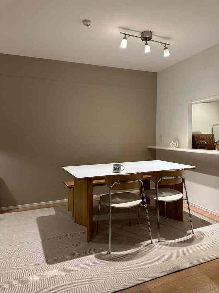 This is the dining space. It is decorated with a soft and warm atmosphere. 🤍

It is a small house with a living room and dining room space, but instead of putting a sofa in the living room, we use a large dining table. The size is 1600, so it is spacious enough to entertain guests and good for working. 🤍 Above all, there is a bench on the opposite side, and it is great for projecting a beam on the wall and watching a movie and having a beer. 🫶🏻

#My own recommended items #신혼집인테리어 #일본인테리어 
#Ikea lighting #폴인퍼니 #러그인테리어 #작은집인테리어 #다이닝테이블 #다이닝룸인테리어 #20평대인테리어 #무인양품에서뭐사지