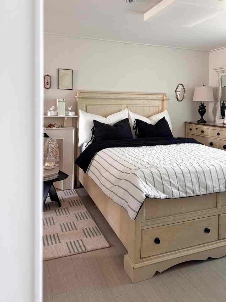 ＃私たちの家フォトゾーン久しぶりに撮る寝室
今は蒸し秋ですか？🍂

雨の後、途中で寒くなった天気で毎月震えて🥶
ラチューリップ「ミッドナイト正面狩猟布団」に交換してくれました🖤🤍
オクシュニーを探してみてください🐶

今日から日曜日まで休日を求める子供たちと 
昨日から同針..😳😳 

60数高密度純綿100％と柔らかい肌触りに 
重くなくてふくらんでいるので、蜂蜜を眠りにつくことができました。 

寝具はやはりストライプが真理だった？ 
無縫製のきれいなデザインと 
冬までは餅つきないような厚み感🛌
モダンな美しさの縞模様と黒の両面だからもっと 

石畳の耳を閉じる 
寝室で布団を回さないで..転がりたい木曜日🛌

みんなでハッピーホリデー！幸せな10月をお過ごしください🍁

THANK U FOR @latulipe_official 

#ラチューリップ #ラチューリップ寝具 #寝具おすすめ #布団おすすめ
＃秋の布団＃ストライプ寝具＃モノトーン寝具＃寝室の布団＃寝室の装飾 
＃ベッドルームインテリア＃フレンチモダンインテリア＃モダンインテリア＃ベッドルームスタイリング 
#bedroom #bedeoominterior #bedroomstyle 
#bedroomstyling #bedding #beddingdecor #beddingstyling