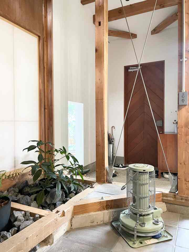 🚪

そろそろ涼しくなってきたので
石油ストーブを出しました
11月くらいには出番がくるかな？

#アラジン #ストーブ #玄関 #植物　# リノベーション #renovation #木造 #ダイニング #植栽