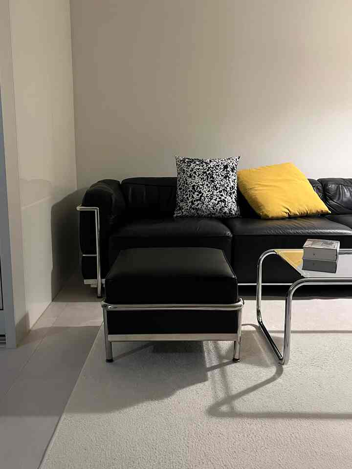  #콘수프기록 #집꾸미기 #방꾸미기 #거실 #거실인테리어 #거실꾸미기 #lc3 #르코르뷔지에 #lecorbusier #스툴 #풋스툴 #소파 #미니소파 #발받침 #거실테이블 #소파테이블 #거실러그 #소파쿠션 #키티버니포니 #크로우캐년 #쇠테리어 #미드센츄리 
