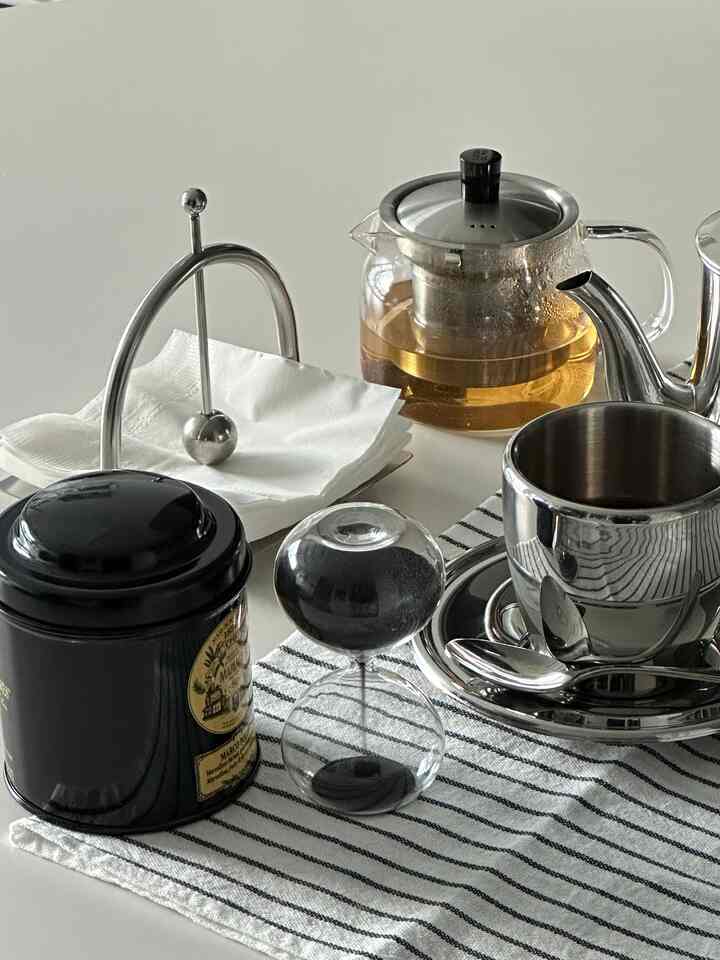 #우리집포토존 🩶테리어 티타임존☕️

鉄テリア嚢胞
ティータイムゾーンを紹介します🙌

主に紅茶を飲むとき
スチール製品を多用
一箇所に集める  #teatime 