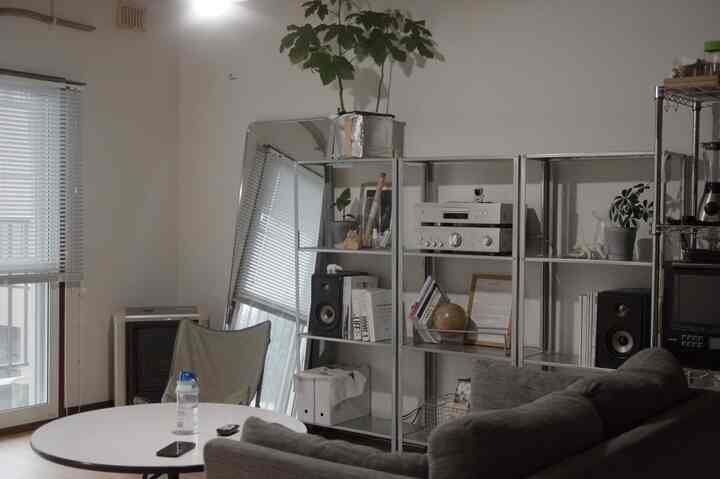 ここ最近ずっと曇りで部屋が暗い..はやく秋晴れを拝みたいです。
朝晩の冷え込み方もグッと秋らしくなってきたのでベランダで栽培してたオクラが棚上にいます。
#オクラがある生活
#IKEA家具 #IKEA棚 #賃貸リビング
#ローテーブル #ラウンドテーブル #姿見 #全身鏡
