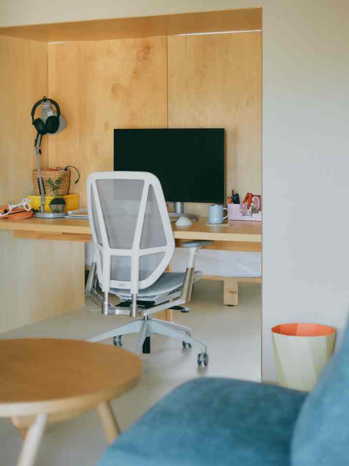 自然な木目調と白が調和した、コンパクトなモダンなホームオフィスのワークスペース