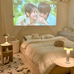 쉬는 날엔 재밌는 드라마 몰아보기 어때요🤍
저스에어 빔으로 침실이 영화관이 됐어요
와이파이만 있다면 다양한 OTT 앱으로 영화관처럼 큰 화면으로 볼 수 있어요. 
4K 영상의 선명함은 얼마나 놀라운지🥹
1200안시, 21600루멘으로 밤에는 물론이고 낮에도 선명하게 즐길 수 있어요. 
자동 초점 조절에 웅장한 사운드까지 너무 좋아서 영화관까지 굳이 갈 필요가 없겠더라구요. 
드라마뿐만 아니라 빈 벽에 창문을 만들어 계절을 느끼고 싶을 때도 좋아요🫧
눈 내리는 창밖 뷰, 파도치는 푸르른 바닷가 어떤가요. 
빔테리어로 좀 더 아늑하고 평온한 공간이 될 수 있답니다. 
전용스탠드가 있어 원하는 공간 어디든 사용하기 좋아요. 거기다 화이트는 사랑🤍
/짧은 계절 가을, 
아쉬운 만큼 순간순간을 소중하게 보내야겠어요
#침실 #침실인테리어 #러그 #조명 #화장대 #홈스타일링 #화장대 #홈스타일링 #소품 #오브제 #저스에어빔 #저스빔 #저스 #빔프로젝터 #빔프로젝터추천 #가정용빔프로젝터 #빔프로젝트 #빔 #미니빔추천 #미니빔 #홈시네마 #홈프로젝터 #빔테리어 #영화 #영화스타그램 #영화감상 #집스타그램 #휴식 #힐링  