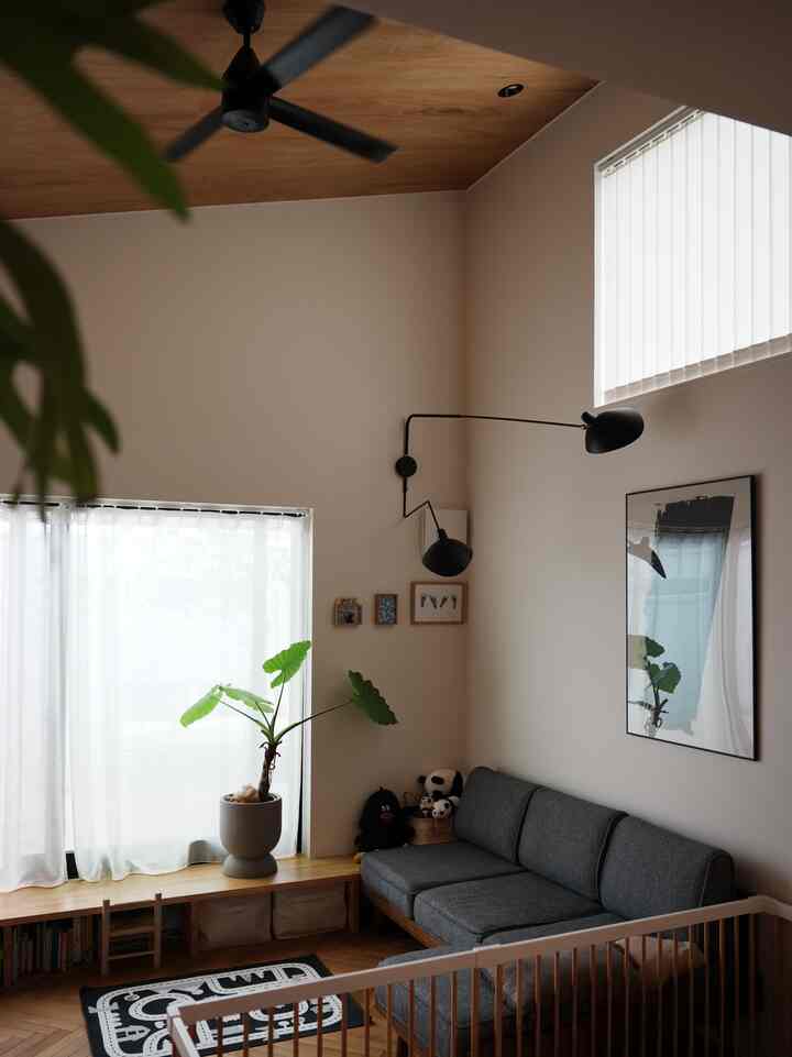 Ruang tamu di hari hujan☔
Saya menyukai suasana di hari hujan karena cahaya lembut masuk dari jendela di kedua sisi.

#IKEA #antry #観葉植物 #北欧インテリア #勾配天井
#Rumah dengan anak #ラワン