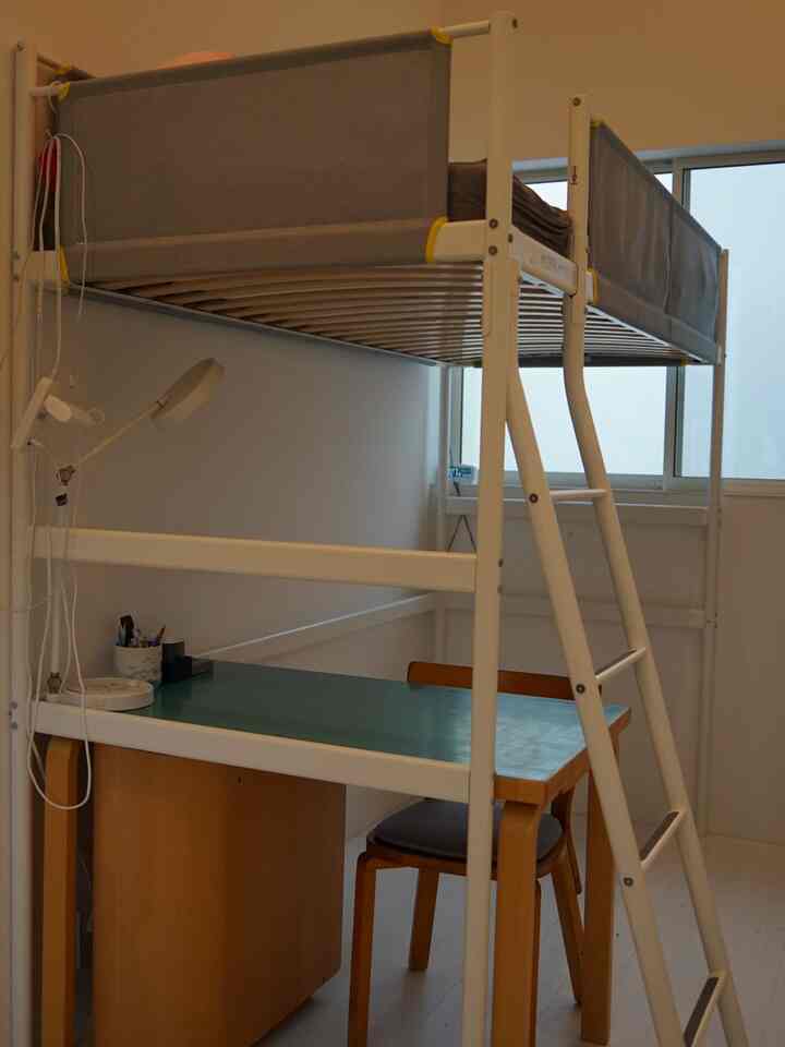 2段ベッドの下にデスク。
秘密基地のようになっています^ ^

#2段ベッド 
#IKEA家具 
#IKEA 
#デスク 
#勉強机 
#狭い部屋 
#子供部屋 
