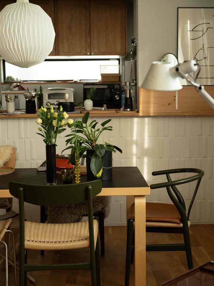 夕方になると、こんな光が入ってくる。トルコ桔梗のお花は可愛くて好き。トロメオが空間を締めてくれる。 #トロメオ #Artemide #リビングインテリア #artek #carlhansen #お花のある暮らし