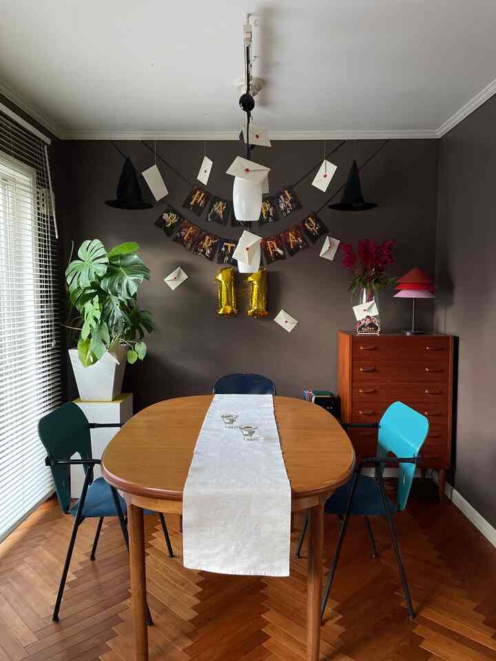 息子の誕生日飾り、
ハリーポッター大好きな息子の為に
映画の中に出てくる手紙が舞うシーンを再現してみました！簡易的な飾りだけどかなり喜んでくれたので良かった〜！
#誕生日 #誕生日デコレーション #誕生日飾り
#誕生日パーティー #インテリア #ハリーポッター 