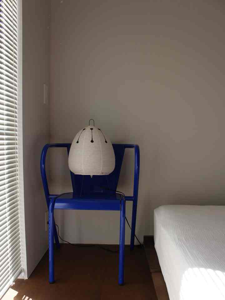 子供が小さいのでローベッドで寝ています。ネルコンシェルジュのベッドはシンプルな作りで気に入っています。いろんなバリエーションがありますが我が家はフロアの色に近いダークブラウンを選びました。ヘッドレスで空間も広く見えます。

#ベッド #ベッド照明 #ベッドインテリア #ベッドおすすめ #ベッドサイドテーブル #すのこベッド #ローベッド #イサムノグチ #ベッドルーム #間接照明 #間接照明インテリア #アルミブラインド #ブラインド 