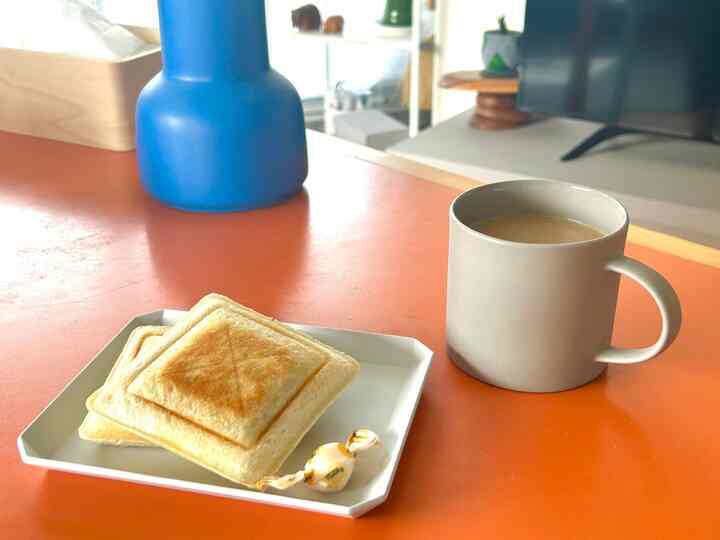 2024.10.5

ランチパックをホットサンドメーカーで焼くやつ
初めてやってみたけど一手間で美味しい!

休みの日でさらに心に余裕がある時にやっていこう。

#有田焼 #半円テーブル #カラフルなインテリア #お気に入りの食器