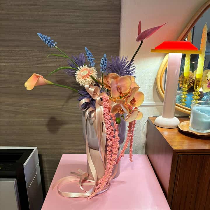 こちらが造花でした⊂( ˆoˆ )⊃
LIF designさんで作ってもらいました。通販もあります！ほんとうにおすすめなので調べてみてください🙏🏻
鉢カバーはIKEAのカバーをドッキングしたものです⊂( ˆoˆ )⊃ 
#アーティフィシャルフラワー #造花 #IKEA #IKEAハック #IKEA鉢カバー #花瓶 #花瓶インテリア #間接照明 #間接照明インテリア #IKEAhack