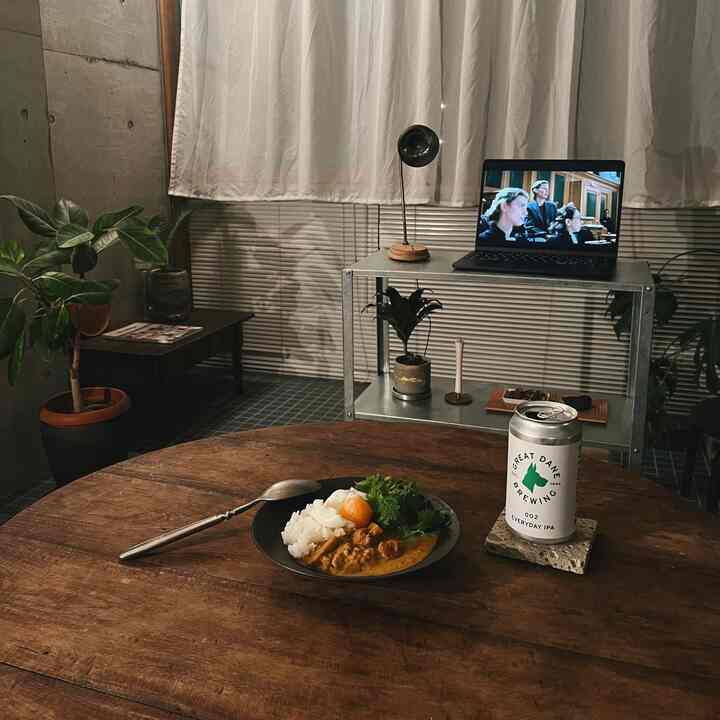 好きすぎて毎週お世話になっている無印カレー🍛
この日は海老が入ったプラウンマサラ…🦐
ビールも美味しくて幸な夜(と、2枚目以降はついでのご飯シリーズ)

引っ越してから毎月色んな人が遊びに来てくれて嬉しいです
そしてプロジェクターが欲しいなあと思う今日この頃…🥺

#リビング #器 #器のある暮らし #食器 #マグカップ #雑貨 #インテリア雑貨 #棚 #机 #丸テーブル #古家具 #アンティーク #ビンテージ #ガラス #ガラスカップ #グラス #観葉植物 #間接照明 #照明 #コンクリート #コンクリート打ちっぱなし 

