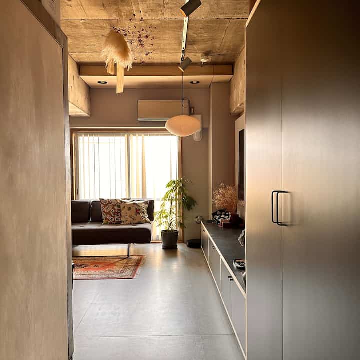 隙間から見えるリビング
あったかい午後は光が気持ちいい

#イサムノグチ
#ハーマンソファ
#秋の訪れ