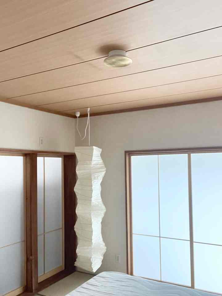 bedroom

The ceiling light is cute and looks like the moon, but
it's not bright enough, so I decided to replace it 🌝
The electrician qualification is useful in times like these 💡

#Lighting #寝室 #和室 #真鍮 #イサムノグチ #和風インテリア #ホテルライク
