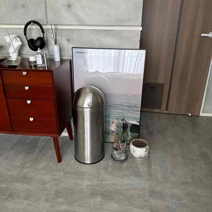 バランスを大事に。
基本的にウッド,シルバー,ホワイトの落ち着いた色で揃えてインパクトのある絵を置くことでバランスをとってます。 #アート・絵画 #和洋折衷 #ルームカラー