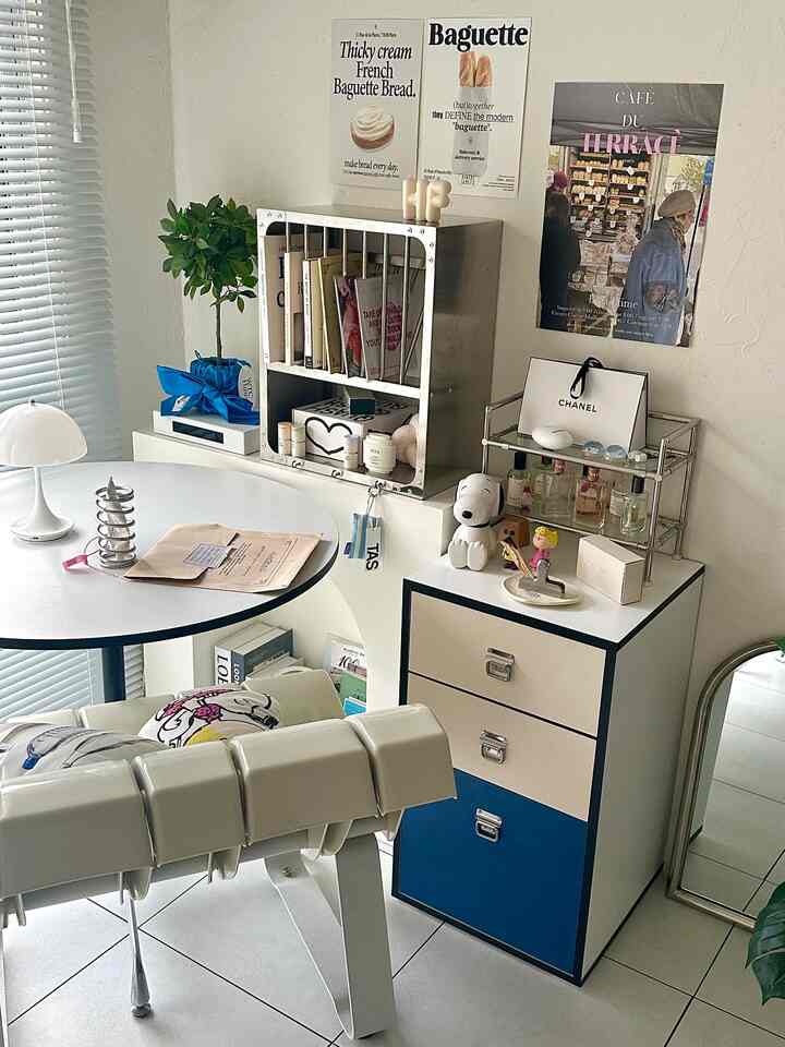 Saya sedikit mengubah furnitur di ruang tamu dan kamar tidur.


#VAMIR #リビング #リビングルーム #マイルーム #マイホーム #マンション暮らし #韓国インテリア #部屋作り #模様替え {8 #거실} #거실인테리어 #오늘의집 #마이홈 #아파트인테리어