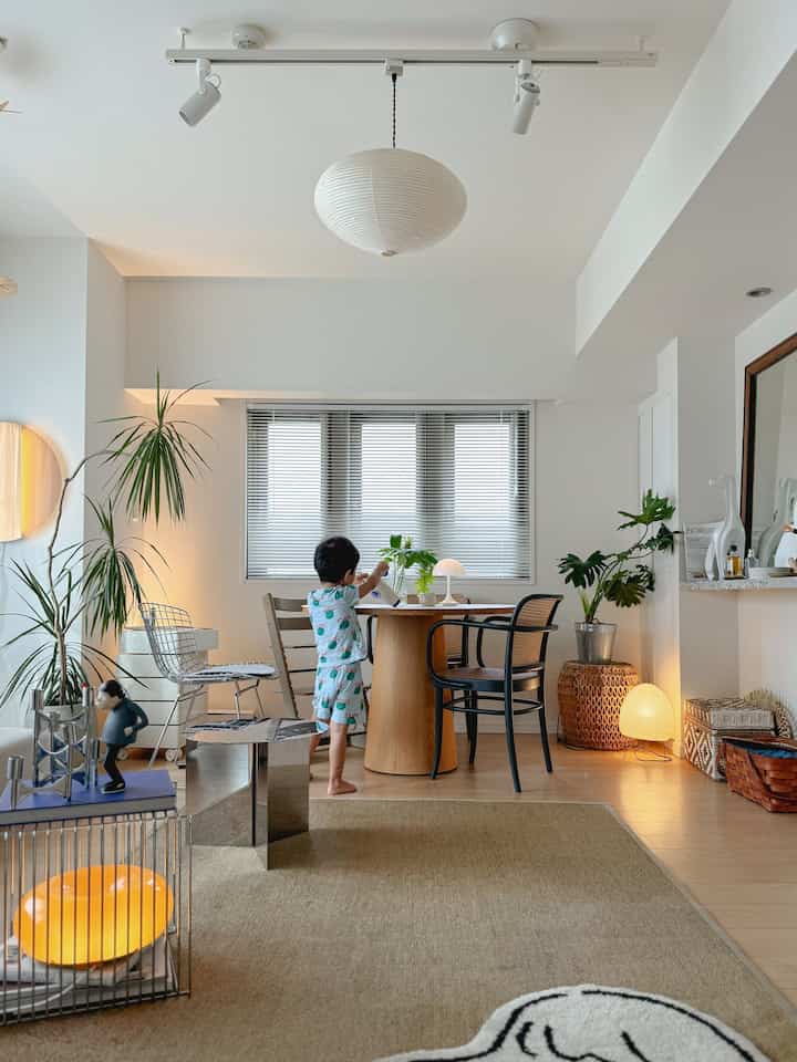 え……10月ってマ？🫣

ぼうやのパジャマもインテリアも、
夏の名残りが残りまくりの我が家ですが、
10月もどうぞよろしくね。

早く秋仕様にしたい🍂
まずはデュべカバーから🛏️

⁂

⁂

⁂

#インテリア #ミッドセンチュリー #ルームツアー #海外インテリア #リビングルーム　 #midcenturymodern #植物のある暮らし #こどものいる暮らし #賃貸インテリア  #ベッドカバー