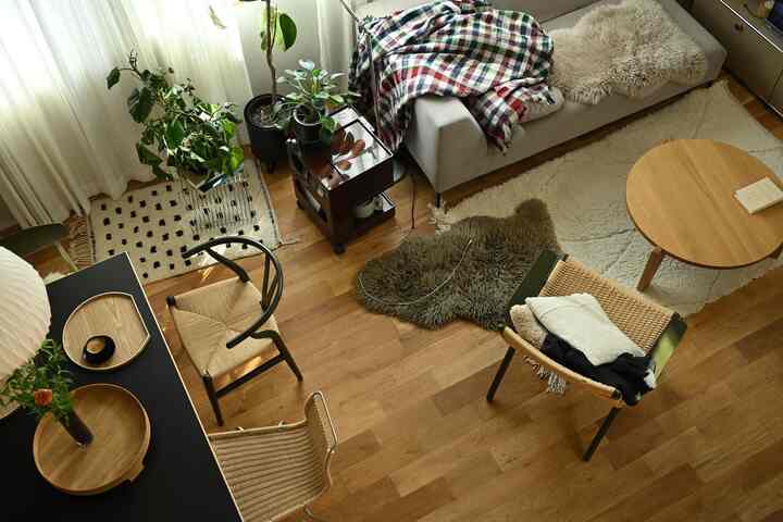 上から見たリビング。我が家はエアコンの効きがいいので、夏からずっと涼しい🥹年中、シープスキンを使っています。🐏 #シープスキン #シープスキンラグ #ベニワレン 