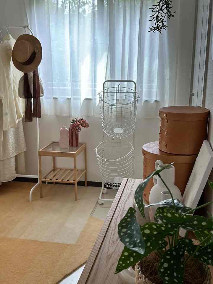 

衣装部屋
スリコの鏡が可愛すぎるのと
買って大正解だったシェーカーボックス🪿🌼

#カラフルインテリア #ミッドセンチュリー #韓国インテリア #海外インテリア #衣装部屋