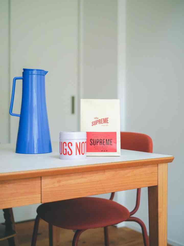 ☕️
・
・
・
この夏たまたまポップアップストアがオープンしていて、立ち寄った @coffee_supreme_jpn さん。
コーヒーの味はもちろん、グッズもかわいいものがたくさんあって
Tシャツにキャニスターにと予期せぬ爆買いタイムが発生してしまいました！🍿
（Tシャツは大きいサイズが売り切れていたので
妻の分しか買えなかった🥲）

#リビングインテリア #暮らしの記録 #日常の記録 #myroom #homedecor #mycozyhome #ミッドセンチュリー #ヴィンテージ家具 #ダイニング #ikea #コーヒータイム #coffeedaily