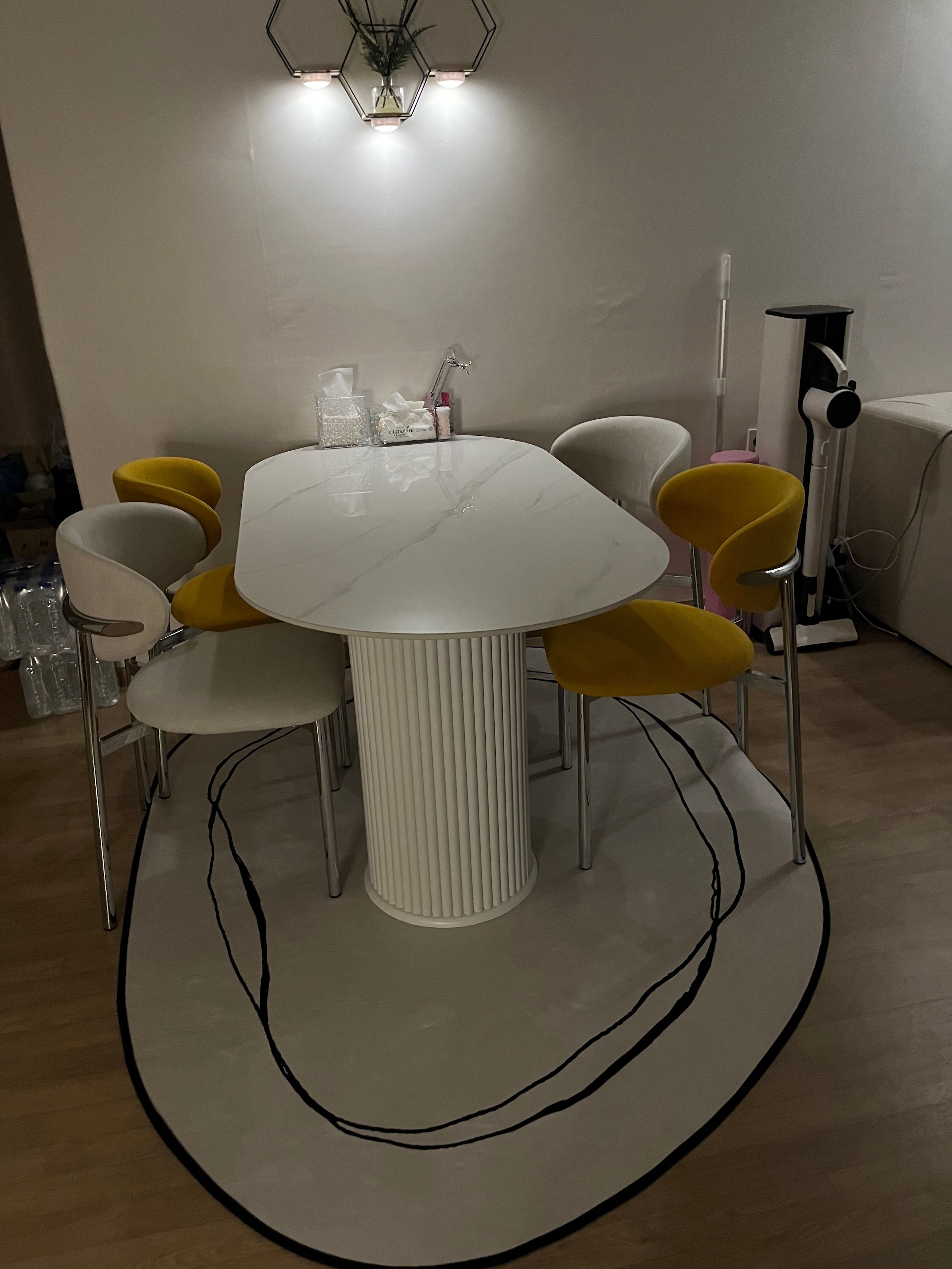 Oval Ceramic Dining Table with Fluted Legs user photo