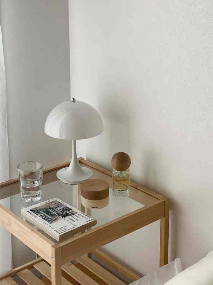 寝室にBAUMの新入りたちを🌳

BAUMはローンチされた頃からコンセプトが素晴らしいなと気になってたブランド。環境保全の考えや取り組みをデザインに落とし込むことで自然と消費者にサステナブルな生活を提供していて、この無理なく自然に「良いな」と思わせられるかどうか、そういうアプローチが出来るかどうかってSDGsに欠かせない考え方だと思うのです。無理があったり気に入らなかったりすると続かないし、“生活のちょっと良い”場面や空間にこういうプロダクトがあると気が利いてるなぁと思う。かくあるべきだとも。
パケの木材部分はカリモクの廃材を使われていて、なので素材の上質さも感じることもできてよりご褒美なプロダクトになっている。素敵だなぁと思うのです🌳

寝る前のほんのひととき、いい香りに包まれてめちゃくちゃ幸せ🌳🤍

#baum #バウム #アロマティックスリーピングマスク #森林浴美容 #睡眠美容 
#ルイスポールセン #ジャパンディ #ジャパンディスタイル #ジャパンディインテリア #japandiinterior #japandiinteriors