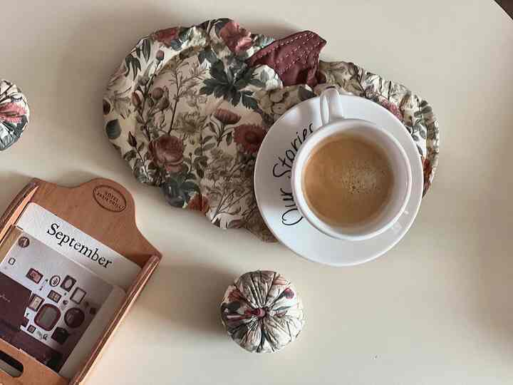 ＃秋の小道具＃diy＃ハンドメイド
＃趣味は縫製＃感性縫製＃ホームカフェ＃オンテーブル
＃カボチャミニクッション＃カボチャティーマット＃カボチャマット＃sewing
＃ftc10のストーリー＃ftc10の＃ホームスタイリング＃セルフインテリア 
#今日の家

冬がすぐに来るような秋です。
濃く感じたいと思って作った秋の小物たちですよ〜
モングルモングルカボチャティーマットとミニカボチャクッションです。
ヴィンテージな色味のフラワー生地がカボチャとよく似合っているようで作ってみました~~
コーヒーをそっと上げたが、 
餅と水晶ともよく似合いそうですね～？