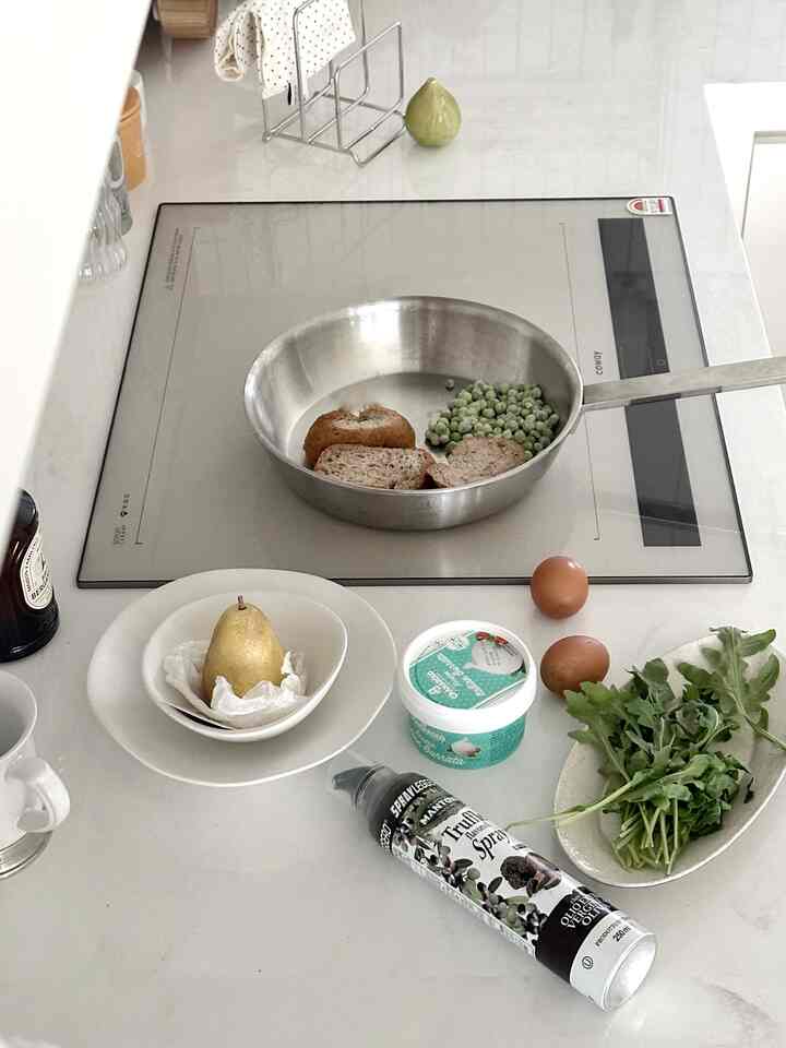  #인덕션 #코웨이 #신혼집인테리어 #30평대아파트인테리어  #홈브런치 #식빵 #빵스타그램 #감성주방 #홈카페놀이 #homecafe #brunch #homebrunch #yummy #주방 #접시  #커피머신