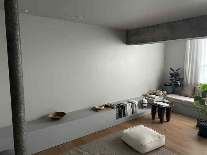 リビングをスッキリさせる◎
大きなクッションの中身はシーズンが終わった布団を収納。
使わない時はクッションになるなんて...
本当素晴らしいアイデア

#リビングルーム
#クッション
#クッションカバー
#布団収納
#スツール
#アフリカンスツール
#照明
#ポータブル照明
#santaandcole
#盛永省司
#木製皿 
