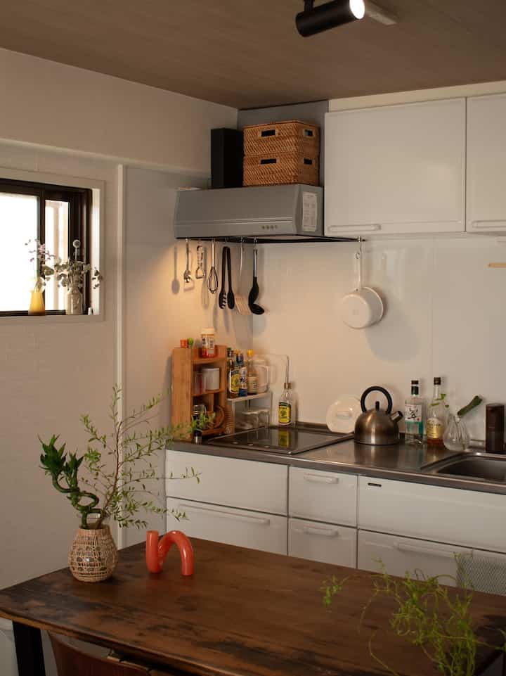 Penyimpanan dapur dan meja makan 🟠
　　
Saat memasak, meja makan dapat digunakan secara luas sehingga memudahkan dalam memasak🍳
　　
#1R #ワンルーム #一人暮らし #賃貸 #アパート #キッチン #キッチン収納 #DIY家具 #DIYテーブル #ラタン #和モダン #フラワーベース #ACTUS #無印良品 #月兎印 #富士ホーロー #調理器具 #京都暮らし