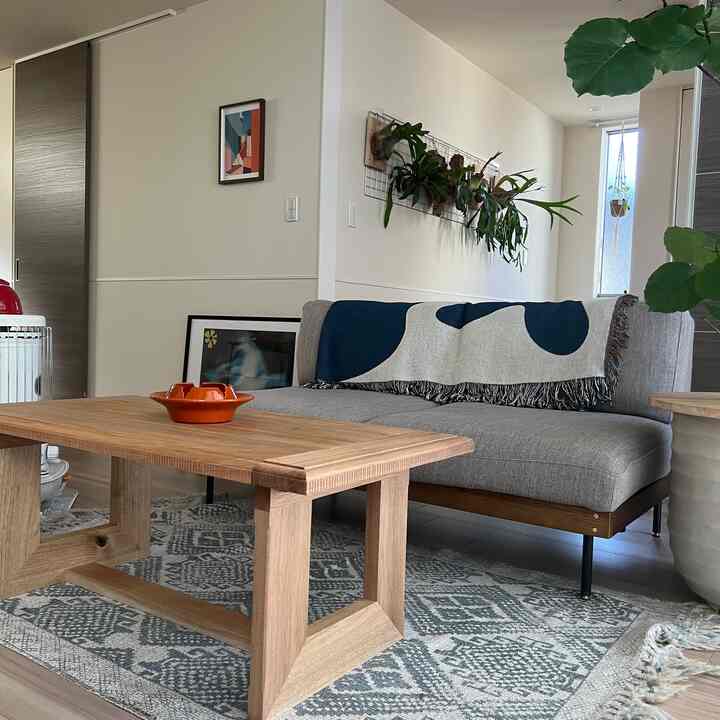 引っ越して数ヶ月のころの何もない冬のおへや
セミオーダのコーヒーテーブルは、近くのお気に入りのお店で奮発して買いました。クルミ材です🌰使う部位で色が違うのも最高
ビカクはいくつか消えました…
#観葉植物 #ビカクシダ #ナチュラルインテリア #ナチュラル  