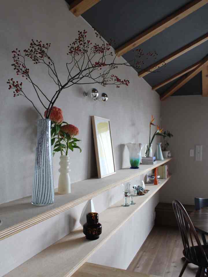 秋らしいお花を飾りました。野ばらの実は秋冬らしい雰囲気が出るのはもちろん長持ちするのでおすすめです。ケイトウはもこもこしていて冬らしく個人的にとても好きなお花です。ストレリチアは鳥のような個性的なお花が魅力的です。蕾に花びらがたくさん入っていて手で出してあげると3回ほど楽しめるそうです。こちらも日持ちするお花とのことで長く楽しめそうです。

#野ばらの実 #ケイトウ #ストレリチア #秋 #フラワーベース #花瓶 #花 #お花 #リビング #リビング小物 #リビング植物 #リビング照明 #ウォールシェルフ #造作家具 