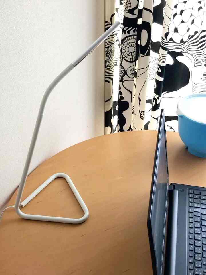 イケアのこのデスクライト、ミニマルデザインで気に入っています🙂 #IKEA照明 #IKEA #ホールテ #ミニマルデザイン #イケア #ホワイト雑貨  
