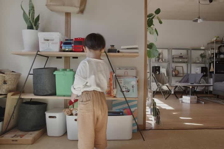 リビング横和室のオモチャ棚。
専用の容れ物がないアイテムは無印の収納アイテムにポイポイしてます。
セールでバカ安くなってた不織布プランターは、おもちゃを多少ぞんざいにポイっと入れても音が響かなくてよいです。ゆくゆくはちゃんとプランターとして野菜とか育てるのに使いたい🪴
#無印収納 #おもちゃ収納 #こどものいる暮らし
#DIY #ワンバイフォー材 #賃貸