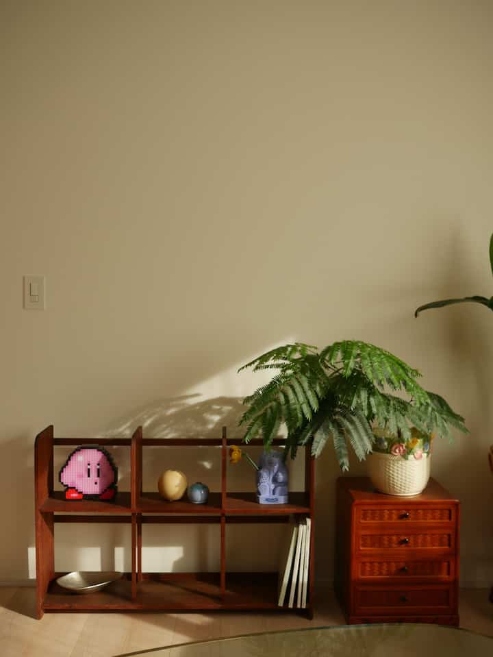 光がいい感じの時にここ撮りがち📷
前は配置コロコロ変えてたけど、しっくりきてるのでしばらく変えてません🙂‍↕️

ここの雰囲気に合わせて選んだポスターもお気に入り！洋だけど和っぽくて🙆‍♀️

#建売住宅 #建売 #古道具 #ヴィンテージ #オープンシェルフ #飾り棚 #引き出し #ポスター